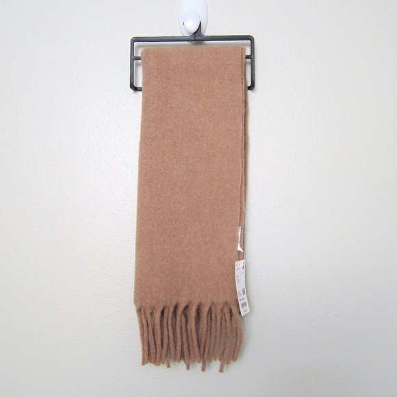 Uniqlo Accessories - NWT Uniqlo chunky scarf beige